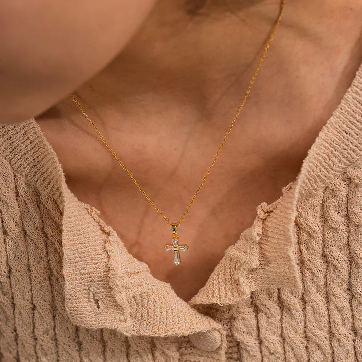 Collana con Pendente a Croce di Diamanti Delicati