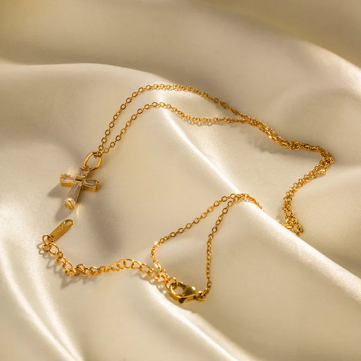 Collana con Pendente a Croce di Diamanti Delicati
