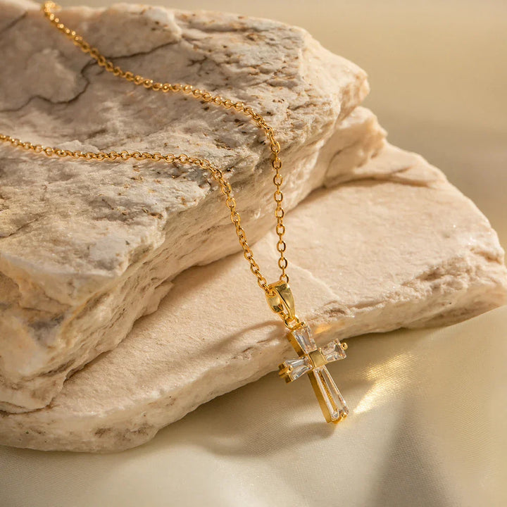 Collana con Pendente a Croce di Diamanti Delicati