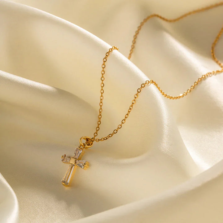 Collana con Pendente a Croce di Diamanti Delicati