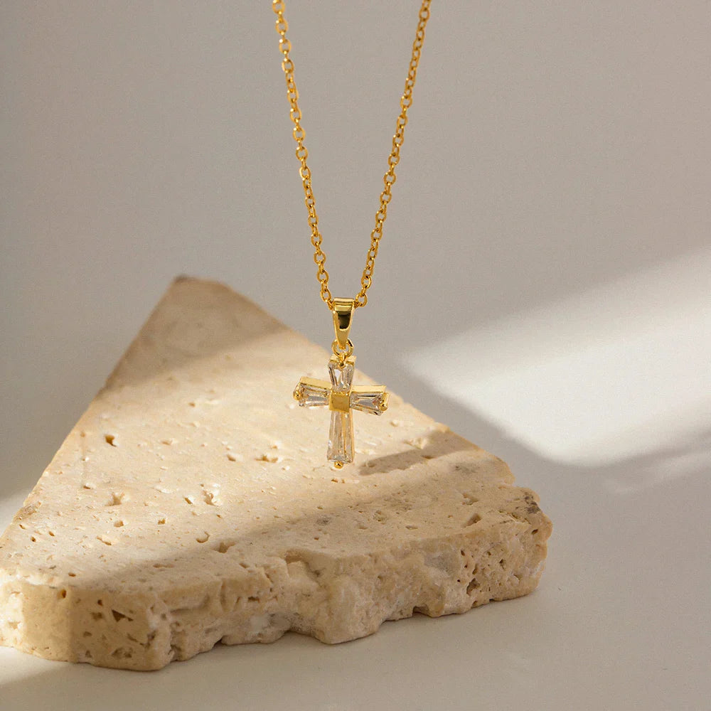 Collana con Pendente a Croce di Diamanti Delicati
