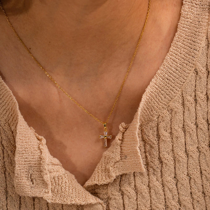 Collana con Pendente a Croce di Diamanti Delicati