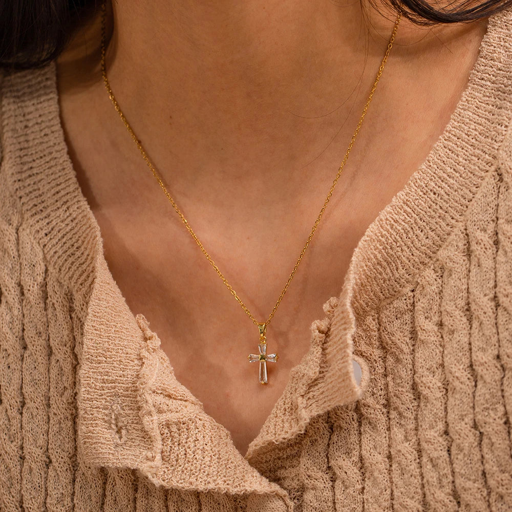 Collana con Pendente a Croce di Diamanti Delicati