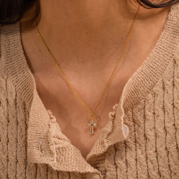 Collana con Pendente a Croce di Diamanti Delicati