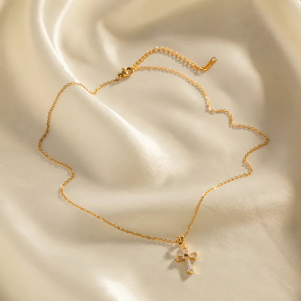 Collana con Pendente a Croce di Diamanti Delicati