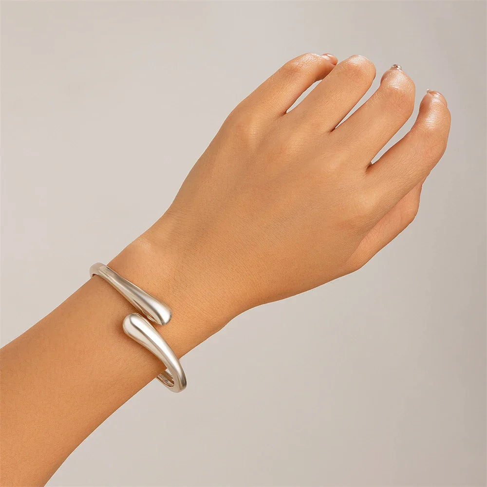 DANIELLE™ – Sleek Modern Bangle - Maison Léa & Lou