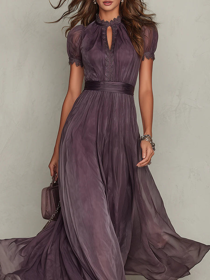 Flavia | Vestito lungo viola con scollo a chiave, bordo in pizzo di chiffon