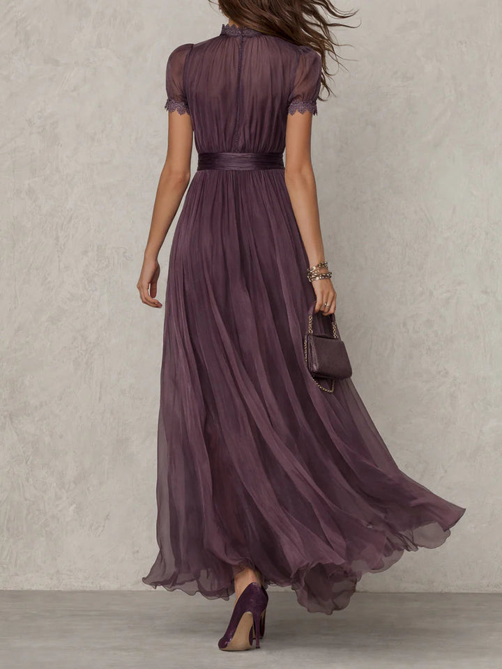 Flavia | Vestito lungo viola con scollo a chiave, bordo in pizzo di chiffon